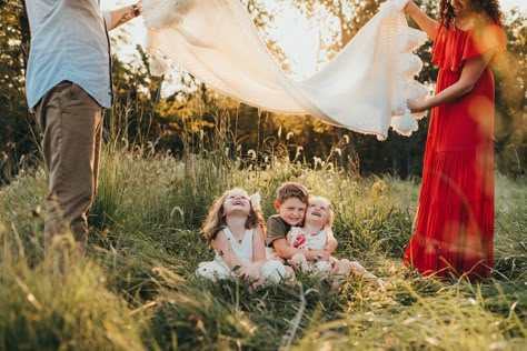 Blanket Family Photos, Wildflower Family Photoshoot, Backyard Photoshoot Ideas Family Photos, Family Photos Blanket, Clothesline Family Photoshoot, Family Pictures Picnic, Family Blanket Photos, Whimsical Family Photoshoot, Family Photo Picnic