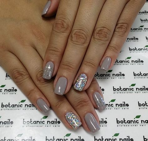 Grey Nails With Sparkle Accent, Grey White Silver Nails, Grey Sparkle Nails, Glitter Gradient Nails, Grey Nail Designs, Glitter Accent Nails, Glitter Gradient, Silver Glitter Nails, White And Silver Nails