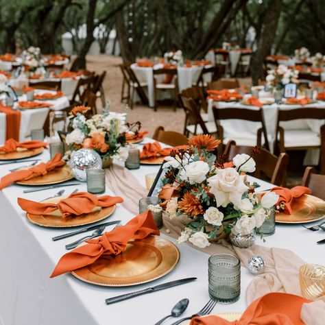 Gold Chargers Wedding, Terracotta Wedding Decor, Orange Wedding Decorations, Napkin Wedding, Jasmine Wedding, Fall Color Schemes, Sicily Wedding, Autumn Wedding Reception, Backyard Wedding Ideas