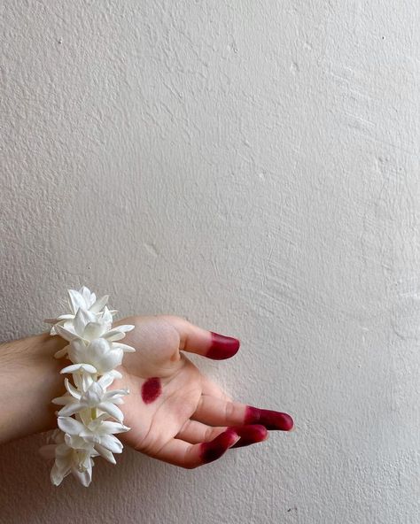 Bengali Alta Hands Aesthetic, Flower Indian Aesthetic, Traditional Aesthetic Photography, Indian Flower Aesthetic, Indian Aesthetic Art, Kathak Aesthetic, Desi Core Aesthetic, Indian Traditional Aesthetic, Girly Photography Poses