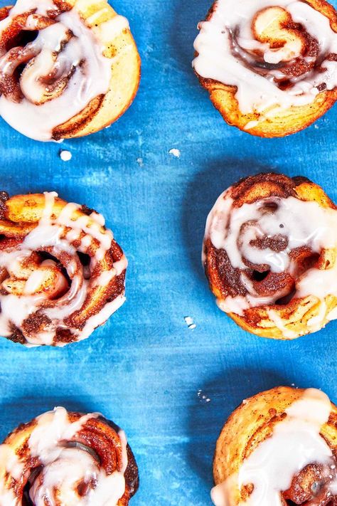 Mini Cinnamon Rolls Cinnamon Roll Cups, Easy Sweet Treats, Poured Icing, Muffin Cups Recipes, Cup Recipes, Quick And Easy Sweet Treats, Cinnamon Crescent Rolls, Mini Cinnamon Rolls, Muffin Cup