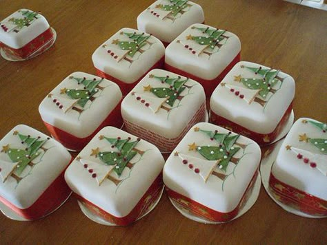 Cake Decorated With Fruit, Mini Christmas Cakes, Cakes Christmas, Fruit Christmas Tree, Mini Torte, Fruit Cake Christmas, Christmas Cake Designs, Fruit Cakes, Cake Christmas