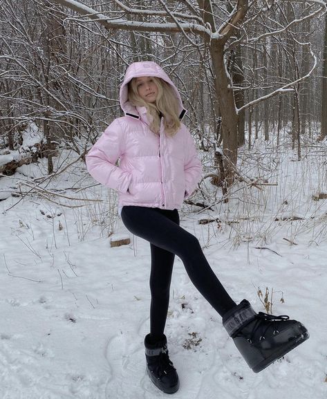 Pink Moonboot Outfits, Preppy Winter Aesthetic, Snow Bunny Outfit, Fairy Girl Aesthetic, Snowboarding Aesthetic, Preppy Chic Outfits, Winter Princess, Winter Outfits Aesthetic, Pink Xmas