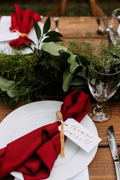 Red Placemats Table Setting, Red Table Setting Christmas, Napkin Name Tags, Red Napkins Wedding, Red Napkin Table Setting, Christmas Wedding Table Settings, Red And White Christmas Table Decor, Christmas Table Settings Red, Christmas Table Red