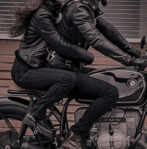 Biker Couple, Motorcycle Couple, Motorcycle Aesthetic, Biker Aesthetic, Biker Boys, Of Aesthetic, Style Aesthetic, Sirius Black, Book Girl