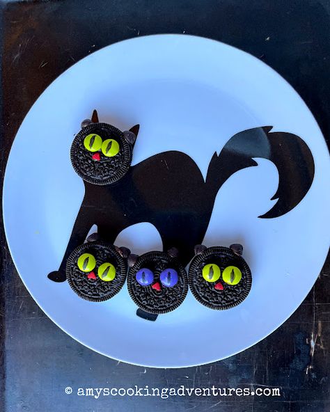 Black Cat Oreos Giant Chicken, Halloween Chocolate, Edible Food, Fun Treats, Easy Halloween, Halloween Cat, Halloween Treats, Melting Chocolate, Oreo