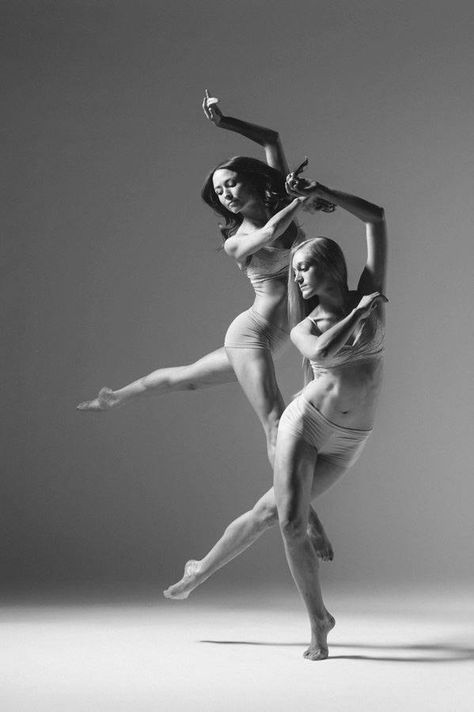 Duet Dance Duet Poses, Modern Dance Photography, Dance Duet, Ballerina Poses, Dance Picture Poses, Dance Photo Shoot, Dancer Photography, Ballet Jazz, Dance Photography Poses