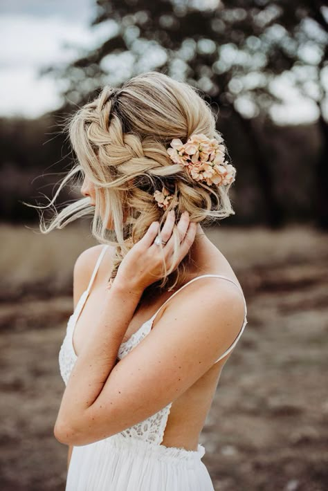 30 Boho Wedding Hairstyles for Every Hair Type Side Bun Hairstyles, Bohemian Wedding Hair, Wedding Hairstyles For Medium Hair, Boho Bridal Hair, Boho Wedding Hair, Hairstyles Braided, Wedding Hair Inspiration, Penteado Cabelo Curto, Braided Hairstyles For Wedding