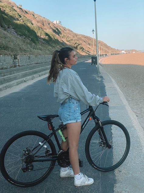 Beach sunset bike ride Bike Outfit Aesthetic, Bicycle Riding Outfit, Bicycle Ride Aesthetic, Cycling Girl Aesthetic, Biking Outfit Aesthetic, Bike Riding Outfit Summer, Bycicles Aesthetic, Summer Biking Outfit, Cute Biking Outfit