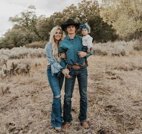 Country Family Photos, Western Family Photos, Western Family, Country Couple Pictures, Country Relationship Goals, Country Relationships, Cute Family Pictures, Cute Country Couples, Western Photoshoot