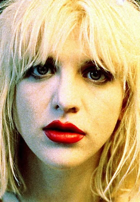 maybe not everybody's taste, but I love her makeup. Courtney Love Makeup, Courtney Love 90s, Courtney Love Hole, Kurt And Courtney, 90s Makeup, Tamar Braxton, Celebrity Skin, Mazzy Star, Riot Grrrl