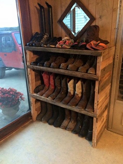 Pallet shoe keeper Rustic Shoe Rack Ideas, Pallet Boot Rack, Pallet Boot Shelf, Pallet Projects Shoe Rack, Horseshoe Rack For Boots, Diy Western Shoe Rack, Boot Shoe Rack, Rustic Shoe Rack, Shoe Shelves