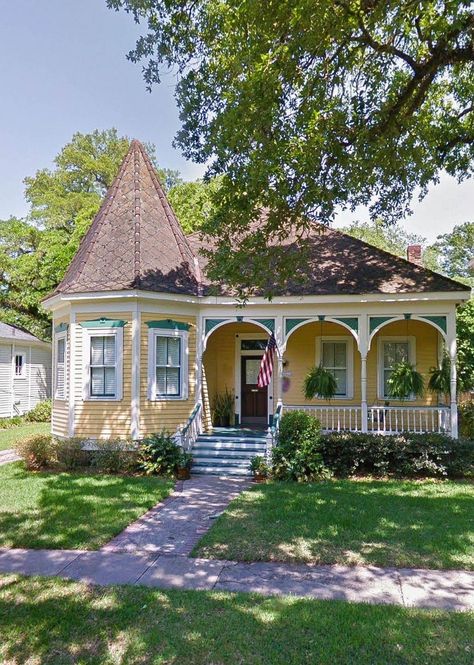 Cute Tiny Houses Exterior, Cute Small House Exterior, Dark Cottagecore House, Yellow House Exterior, Community Cafe, Barn Dominium, Houses On Wheels, Small Barn House, Aesthetic Cottage Core