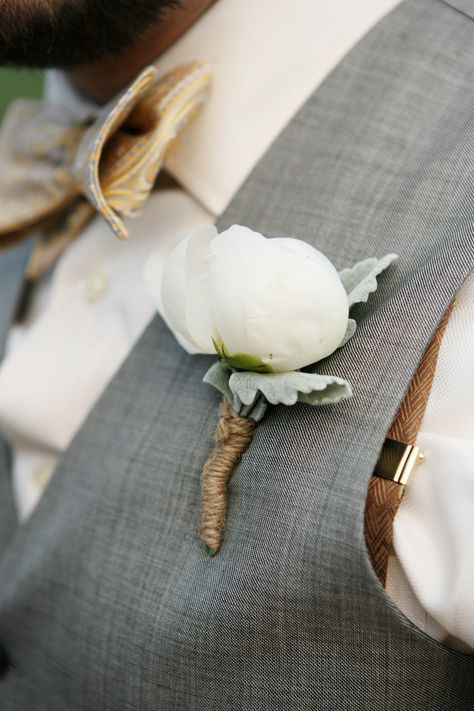 Peonies Boutineer Grooms, White Anemone Boutonniere, White Ranunculus Boutonniere Wedding, Anenome Boutineer, Groom Boutonniere White Peony, Corsage Groom, Peony Boutonniere, White Corsage, Peony White