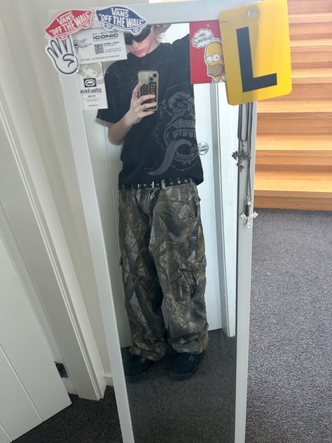 Alternative Outfits Men, Camo Pants Outfit Men, Grunge Outfits Men, Camo Pants Outfit, Grunge Fits, Pants Outfit Men, Alt Outfits, Cold Fits, Baggy Clothes