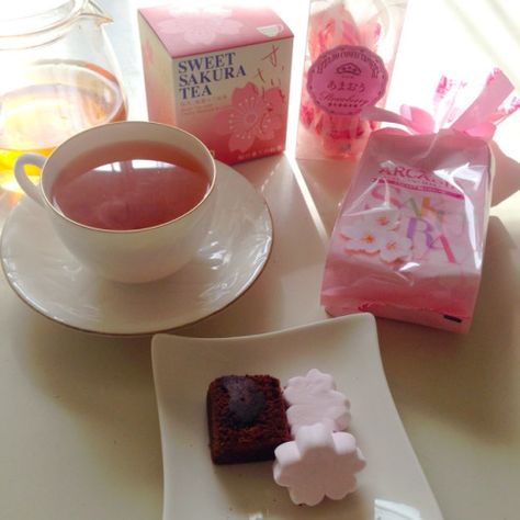 Sakura Tea, Japanese Snacks, Kawaii Food, Sweets Desserts, Pretty Food, Cute Food, Fun Drinks, Aesthetic Food, Nom Nom