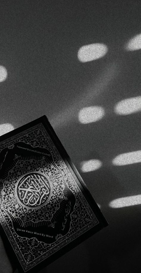 Al Qur'an Aesthetic Dark, Quran Dark Aesthetic, Dark Islamic Wallpapers Aesthetic, Quran Astetic Pic, Quran Aesthetic Pictures, Islam Dark Aesthetic, Aesthetic Quran Pics, Quran Aesthetic Wallpaper, Alquran Aesthetic