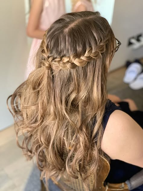 Halboffene Frisur mit Zöpfen #flechtfrisur #halfuphalfdown Octoberfest Hair, Oktoberfest Hair, Oktoberfest Hairstyle, Guest Hair, Hair Mistakes, Hair Stylies, New Haircuts, Braids For Long Hair, Hair Goals