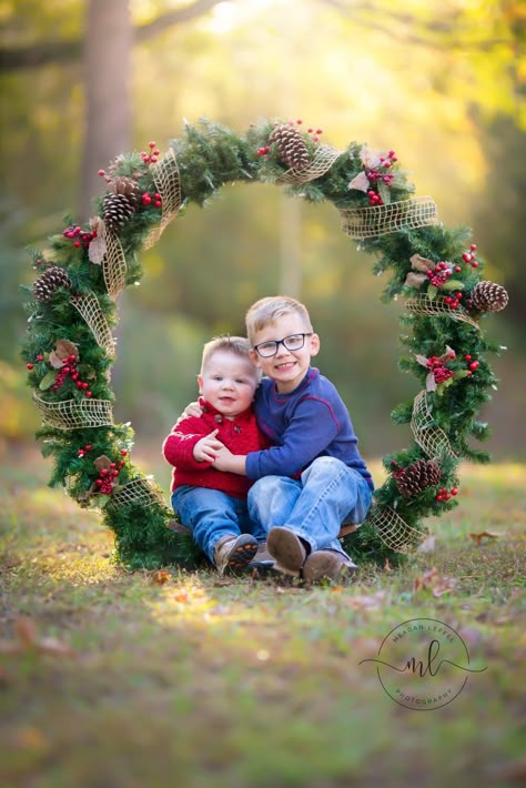 Diy Kid Christmas Photoshoot, Family Christmas Minis Outdoor, Outdoor Christmas Props For Photography, Winter Mini Shoot Ideas, Christmas Picture Prop Ideas, Christmas Pictures Kids Outdoor, Diy Christmas Set Up Photography, Outdoor Christmas Photoshoot Setup Diy, Park Christmas Photoshoot