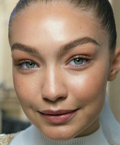 Макіяж Gigi Hadid Eyebrows, Eyebrow Ideas, Purva Bhadrapada, Feathered Eyebrows, Pretty Features, Eyebrow Hacks, Gigi Style, Celebrity Makeup Looks, Eyebrows On Fleek