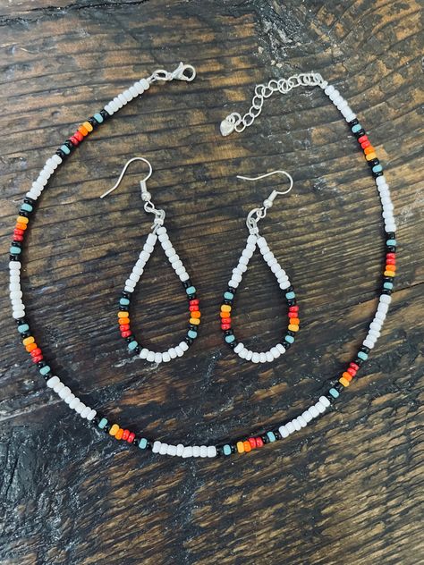 Native Seed Bead Necklace, Western Homemade Jewelry, Western Glass Bead Necklace, Seed Bead Earring Ideas, Seed Bead Necklace Aesthetic, Western Seed Bead Necklace, Western Beaded Earrings, Western Beaded Jewelry, Bead Necklace Patterns