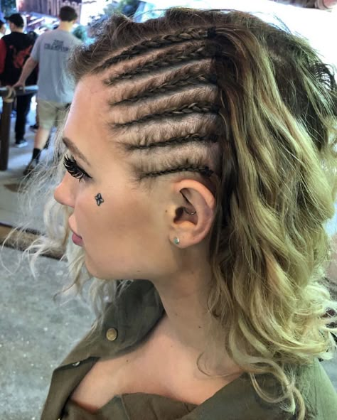 Cute side braids Mini Side Braids With Hair Down, Braids On One Side Of Head, Half Braided Hairstyles Side, Braids On The Side Of Head, Side Braids Short Hair, Side Braids For Short Hair, Two Braids Short Hair, Hairstyles For Cruise, One Side Braid Hairstyle