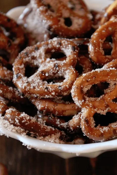 Mini Pretzels Recipes, Brown Sugar Pretzels, Cinnamon Sugar Pretzels Recipe, Pretzel Recipes, Cinnamon Pretzels, Cinnamon Sugar Pretzels, Pretzel Snacks, Snack Mixes, Covered Pretzels