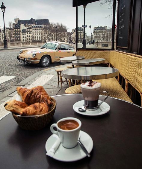 GΞNTLΞMᐱN  MODΞΓN ™ on Instagram: “Café, 7.04 a.m #Paris ☕️ 🥐💨 C’était un Rendez-vous...🖤 #Porsche #porsche911  Thanks @porsche_france 🤟🏽 #morning #artdirection…” Coffee And Croissants, Paris Breakfast, Cups Of Coffee, Chocolate Caliente, Coffee Photography, Oui Oui, Coffee Cafe, Coffee Love, Coffee Art