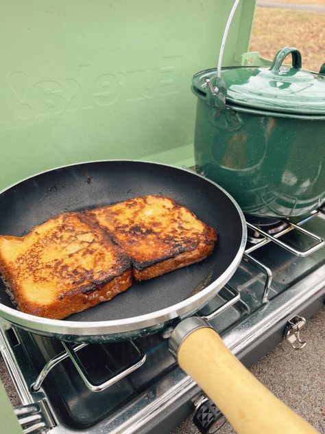 cooked french toast in our green speckle enamel pans on our green Eureka! camp stove and it was the best camp breakfast ever! gimme all rhe fubdtional aesthetic camping cookeare and gear. camping meals. french toast. outdoor cooking. granola couple. granola girl. camping vibes. camping aesthetic. hiking trail. outdoors. camp breakfast. cooking inspo. camp accessories. camp cooking. camping recipes. French Camping, Granola Couple, Camp Breakfast, Camp Stove Cooking, Camp Accessories, Girl Camping, Aesthetic Camping, Breakfast Cooking, Cooking Camping