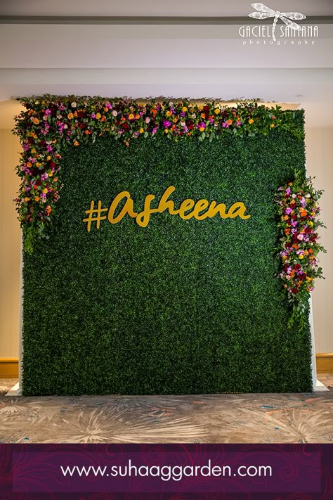 Grass Decoration For Ganpati, Artificial Grass Backdrop With Flowers, Flower Decoration For Engagement Stage, Floral Stage Decor Backdrop Ideas, Grass Wall Decoration Ideas, Engagement Backdrop Ideas, Maiyan Decor Backdrop, Leaf Decor Wedding, Artificial Wall