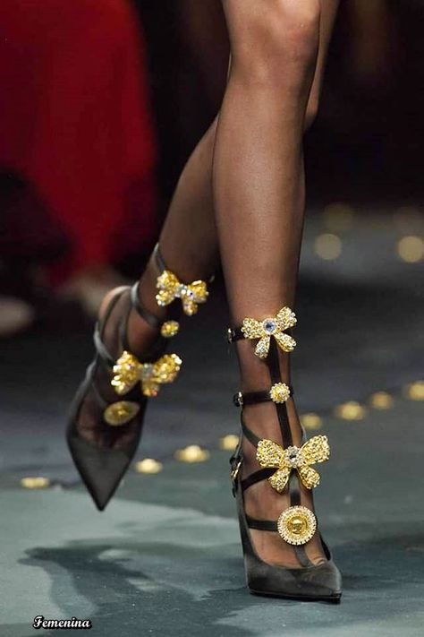 Versace Fall /Winter 2019-20 RTW -Details Ethereal Shoes, 40s Fashion Women, Dr Shoes, Runway Shoes, Versace Shoes, Classy Shoes, Heels Fashion, Elegante Casual, Bow Knot