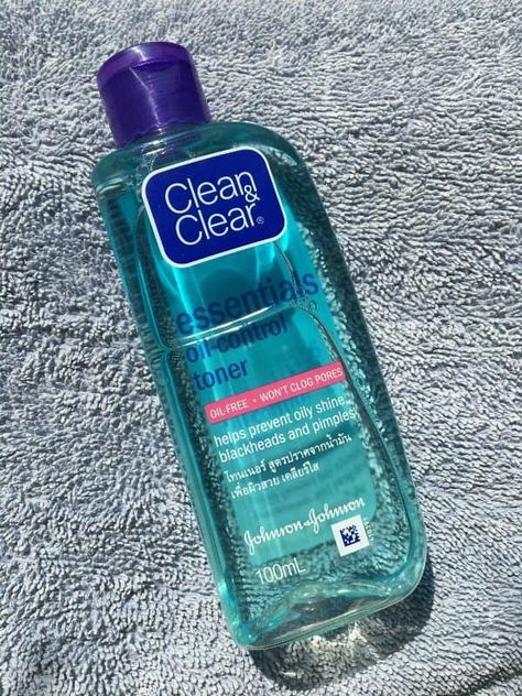 https://www.glossypolish.com/clean-clear-essentials-oil-control-toner-review/ , #cleanclear #cleanclearoilcontroltoner Oily Skin Toner, Clear Blackheads, Sunscreen Oil, Face Care Tips, Clean And Clear, Shiny Skin, Clear Face, Oil Free Moisturizers, Beard Care