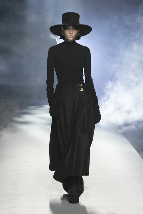 Southern Gothic Fashion, Southern Gothic, Gothic Aesthetic, Milano Fashion Week, Moda Vintage, Alberta Ferretti, Black Hat, Dark Fashion, Mode Inspiration