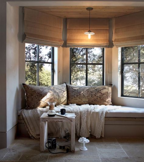 Country Cottage Interiors, Bay Window Seat, Window Seat Design, Cottage Interior, Guest Cottage, Patio Interior, Guest Bed, Cozy Nook, Best Interior Design