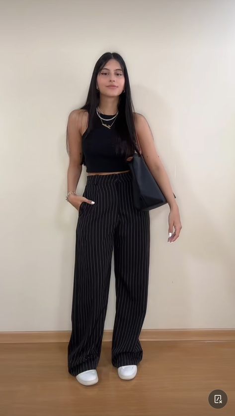 Striped Work Pants Outfit, Black Stripe Pants Outfit, Black Pin Stripe Pants Outfit, Black Striped Pants Outfit, Pin Stripe Pants Outfit, Outfit All Star, Stripe Pants Outfit, Night Out Outfit Clubwear, Uni Outfit