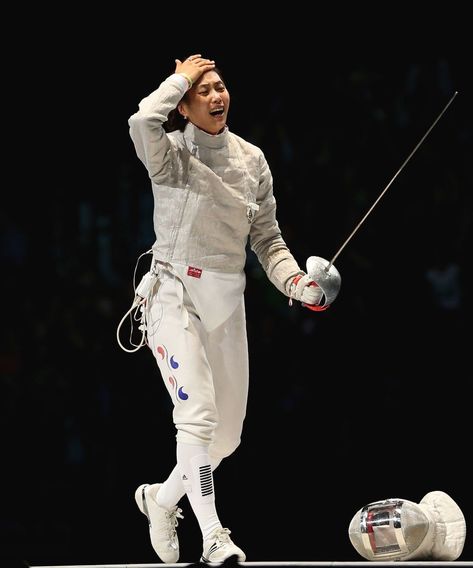 Kim Ji-yeon (South Korea) 🥇 Individual sabre • London 2012 Olympics #fencing Fencing Olympics, Olympic Fencing, Fencing Sport, London 2012 Olympics, 2012 Olympics, Action Pose, Body Reference, Sports Stars, Action Poses