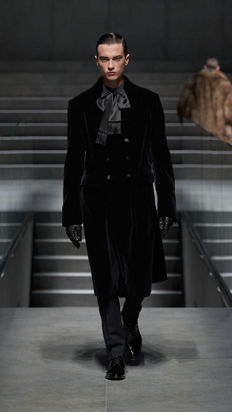 Dolce&Gabbana Men's Fall Winter 24/25 Milan Fashion Show : the runway styles Gothic Outfits Men, Dolce Gabbana Store, Couture Menswear, Dolce And Gabbana Runway, Vampire Clothes, 2024 Menswear, Dandy Style, Masculine Fashion, Black Jeans Men