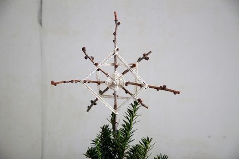 DIY foraged tree star, final, by Justine Hand for Gardenista Foraged Christmas, Diy Tree Topper, Diy Christmas Tree Topper, Christmas Tree Star, Star Tree, Diy Tree, Christmas Tree Topper, Natural Christmas, Diy Holiday Decor