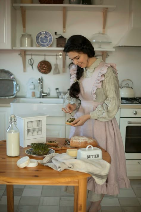 Old Fashioned Lifestyle, Traditional Wife Outfits, Housewife Aesthetic Dress, Tradwives Outfits, Homesteading Outfits, Hannah Neeleman, Trad Wife Aesthetic Outfits, House Wife Outfits, Trad Wife Outfit