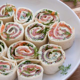 15-Minuten Lachs-Frischkäse-Röllchen - kochkarussell.com Design Cibo, Salmon Cream Cheese, Cream Cheese Rolls, Cheese Rolling, 15 Minute Meals, Party Finger Foods, Snacks Für Party, Idee Pasto Sano, Finger Food