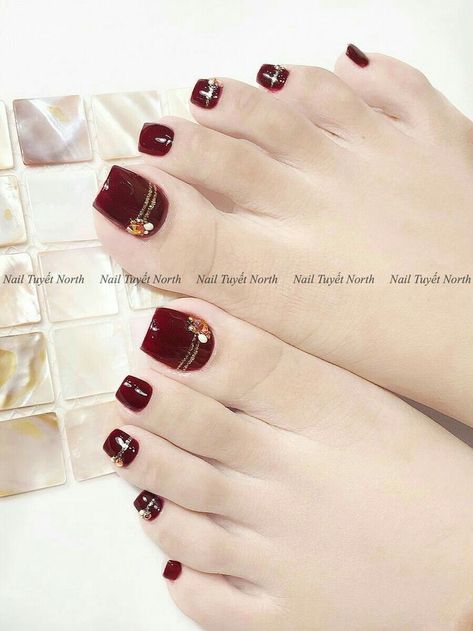 Nail Mong Chan, Simple Toe Nails, Feet Nail Design, Red Nail Art Designs, Pedicure Nail Designs, Gel Toe Nails, Pretty Toe Nails, Cute Toe Nails, Pedicure Designs