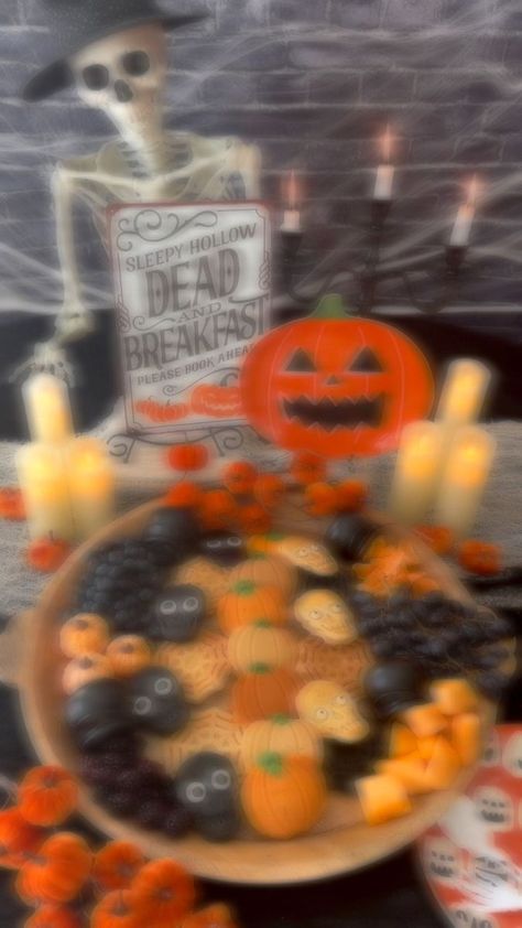 Spooky Breakfast, Pumpkin Song, Halloween Breakfast, Black Fruit, Breakfast Board, Halloween Everyday, Waffle Mix, Easy Food Art, Gel Food Coloring