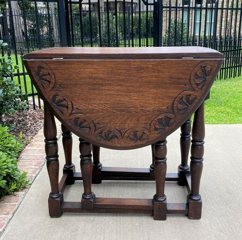 Do you want to do something with a small and empty corner at your home? Placing an antique drop-leaf table in your home is the perfect way to adorn a small space. But choosing one can be quite a challenge considering the variations in style and value. These antique drop-leaf tables have been around for centuries and are usually sold for hundreds of dollars. #dropleaftable Antique Wood Table, Small Night Table, Vintage Drop Leaf Table, Antique Drop Leaf Table, End Table Lamp, Farmhouse Side Table, Antique Tables, Table Bases, Drop Leaf Table