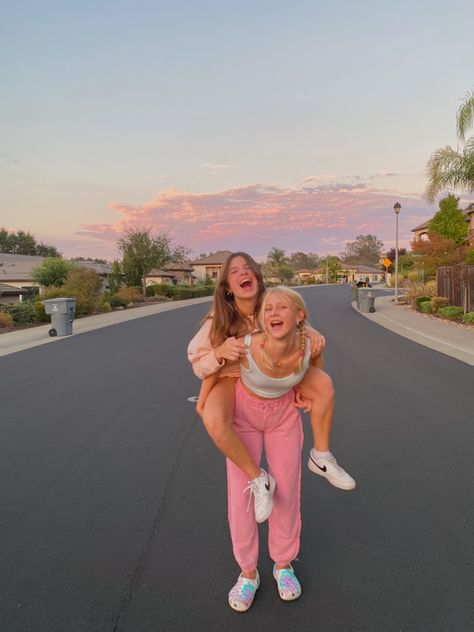 Cute Friend Photoshoot, Cute Photos To Take With Friends, Cute Bestie Poses, Photoshoot Ideas Duo, Duo Instagram Pictures, Cute Duo Pics, Cute Duo Poses, Blonde And Brunette Duo, Mother Day Photo