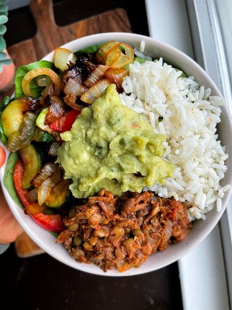 Vegan Lentil Taco Bowls (gluten free, plant based). This is the perfect easy meatless monday, vegan dinner! An easy vegan meal prep option. #meatless #vegan #plantbased Plant Based Balanced Meal, Taco Bowls Vegetarian, Vegan Plant Based Meals, Lentil Taco Bowl, Vegan Meal Inspiration, Plant Based Work Lunch, Hearty Plant Based Meals, Plant Based Lunch Meal Prep, Meatless Mexican Recipes