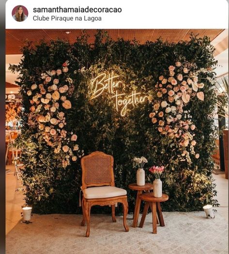 Selfie Backdrop Wedding, Flower Wall Set Up, Flower Wall With Lights, Floral Photobooth Ideas, Wall Of Flowers Wedding, Engagement Ceremony Decorations, Green Wall Wedding Backdrop, Sangeet Photobooth, Green Wall Backdrop