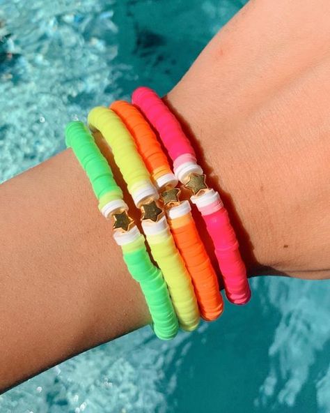 Bracelets Preppy, Star Bracelets, Make Clay Beads, Neon Bracelets, Clay Bead Necklace, Cute Friendship Bracelets, Preppy Bracelets, Beads Craft Jewelry, Preppy Jewelry