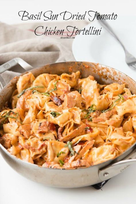 Everyone needs a good Italian recipe and this basil sun dried tomato chicken tortellini is the one after your heart! Sun Dried Tomato Chicken, Tomato Basil Chicken, Tomato Chicken, Oh Sweet Basil, Chicken Tortellini, Tortellini Recipes, Salad Pasta, Basil Chicken, Best Italian Recipes