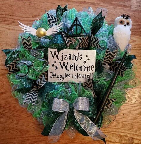 Amber | 💰🌳 DIY champion! on Instagram: “Check out this 💰🌳 Harry Potter wreath! "Muggles tolerated" 😂⁠ .⁠ .⁠ 📸Michelle Moulton from FB⁠ .⁠ .⁠ #harrypotter  #hedwig  #lordvoldemort…” Harry Potter Wreath Diy, Harry Potter Wreath, Harry Potter Christmas Decorations, Harry Potter Christmas Tree, Harry Potter Nursery, Disney Diy Crafts, Harry Potter Classroom, Easy Diy Wreaths, Harry Potter Halloween