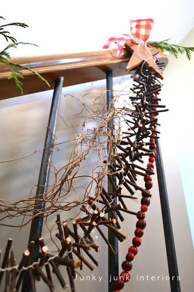 Twig Garland, Ideas Decoracion Navidad, Twig Christmas Tree, Prim Crafts, Twig Crafts, Decoration Vitrine, Diy Christmas Garland, Hunting Party, Funky Junk Interiors